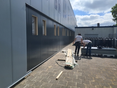 5 mei Buitenwand zijde parkeerterrein