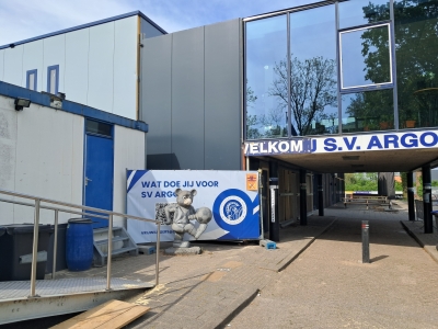 5 mei Aanzicht bij binnenkomst complex