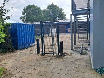 27 juli Plaatsen nieuw afsluitend hek bij nooduitgang