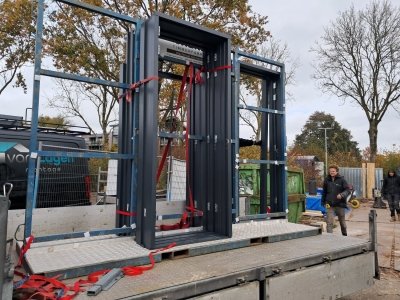 10 november Aanvoer deurkozijnen bovenverdieping