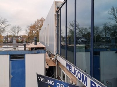 11 november Zijwand kant parkeerterrein vol panelen