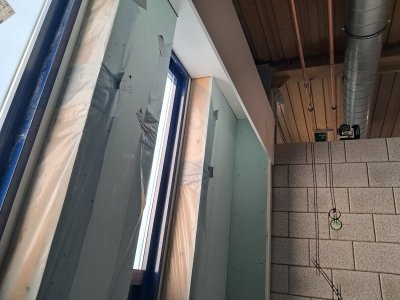 4 december Koof bij ramen kleedkamer