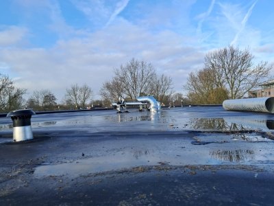 17 december Blik op apparatuur op dak voor luchtbehandeling