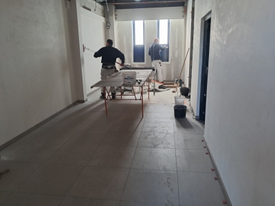 4 februari Schilders bezig met vliesbehang kk 16