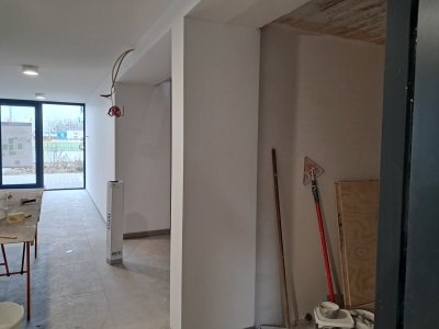 20 februari Wanden entreehal en..