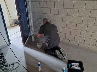 23 februari Begin van vele meters kit in de voegen