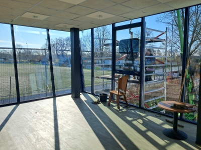 25 februari Plaatsen laatste ramen bestuurskamer