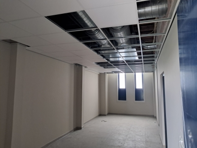 10 maart Eerste plafondplaten geplaatst