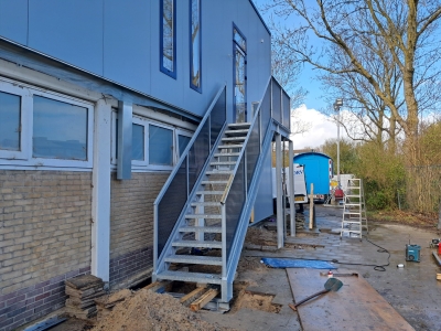 26 maart Trap nooduitgang geplaatst