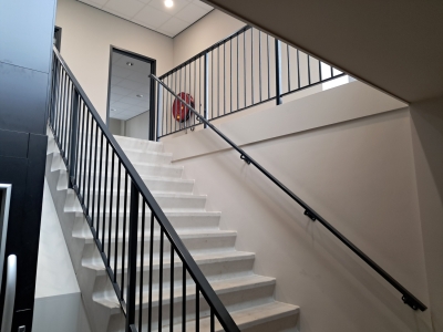 27 maart Trapleuningen en hek geplaatst