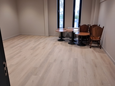 2 april Vloer bestuurskamer gelegd