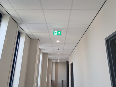 8 april Aanduidingen nooduitgang geplaatst