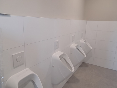 8 april Drukknoppen urinoirs geplaatst