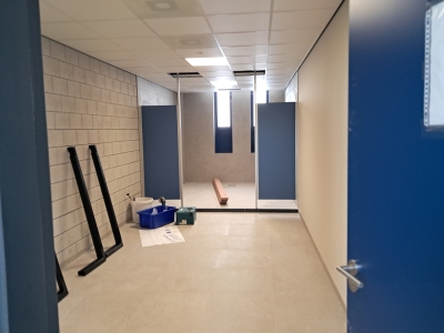 15 april Aanvoer kleedkamermeubilair