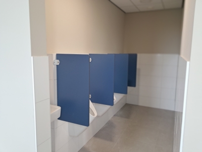 15 april Schaamschotten urinoirs geplaatst