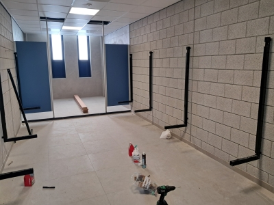 15 april Meubilair en schaamschotten in aanbouw